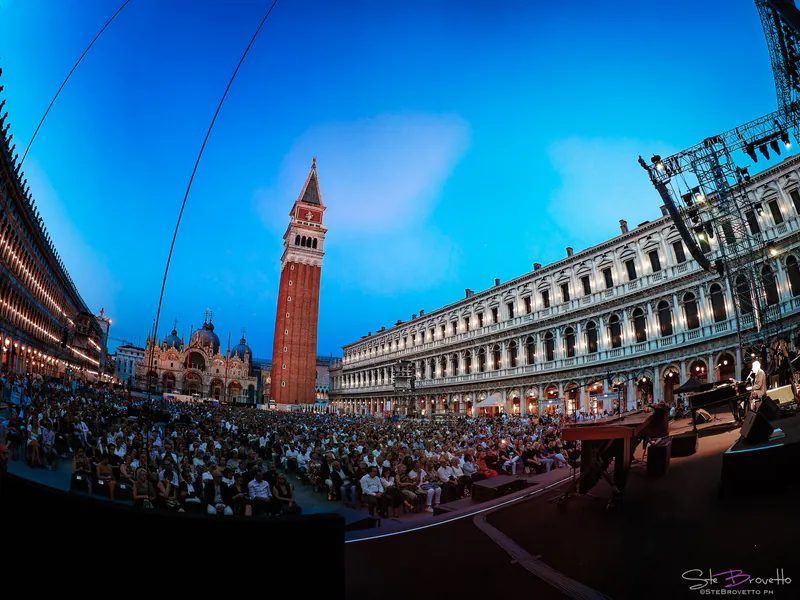 La piazza gremita al tramonto · Paolo Conte, Piazza San Marco, Venezia
