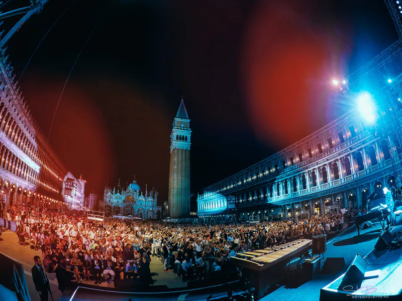Il pubblico in piazza · Paolo Conte, Piazza San Marco, Venezia