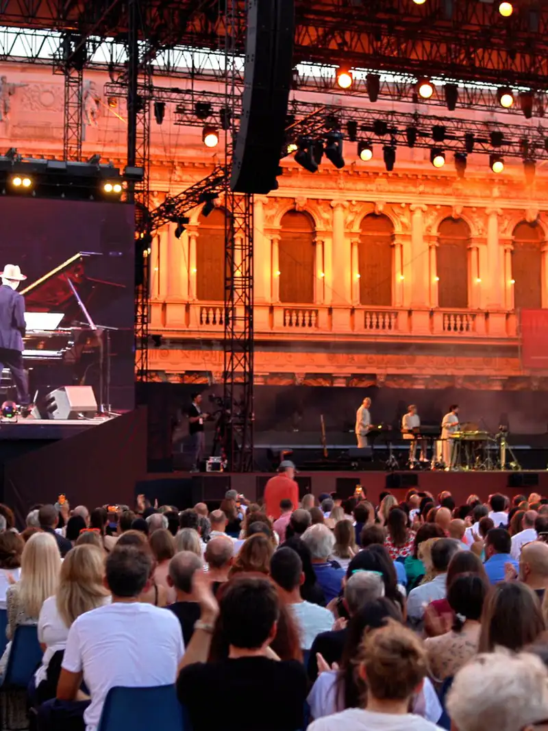 Il montaggio del palco in Piazza San Marco