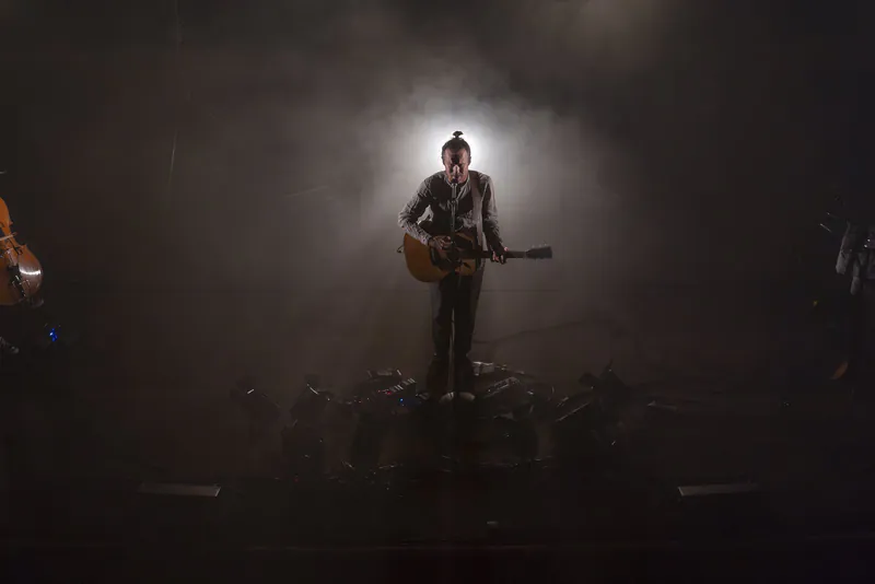 Damien Rice nel fascio di luce · Damien Rice, Teatro La Fenice, Venezia
