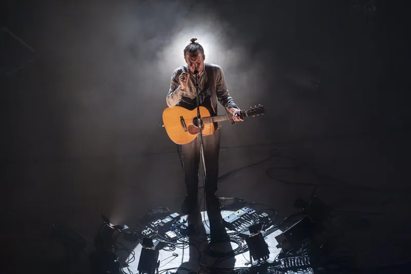 Voce e chitarra dentro il fumo di scena · Damien Rice, Teatro La Fenice, Venezia