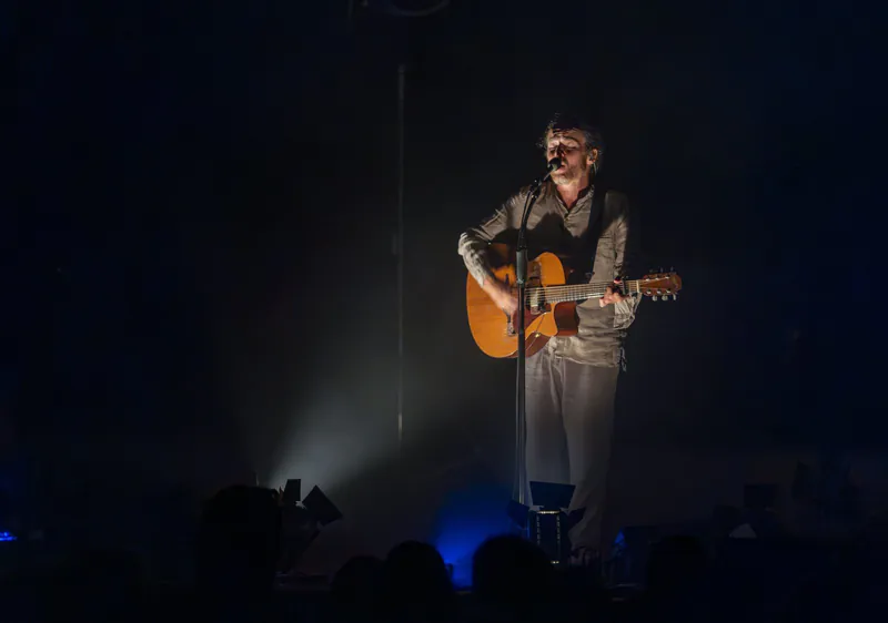 Damien Rice e il pubblico in controluce · Damien Rice, Teatro La Fenice, Venezia